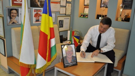 Book of condolences in honor of the former president of the Seychelles, France-Albert René