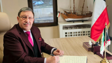 Почетният генерален консул Максим Бехар отдава почит на емирът на Кувейт